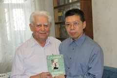Ông Solodovnikov Arkadi Philipovich và nhà báo Bùi Duy Trinh, thường trú TTXVN tại Nga trong cuộc phỏng vấn về tướng Giáp. (Ảnh: Cao Cường/Vietnam+)