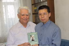 Ông Solodovnikov Arkadi Philipovich và nhà báo Bùi Duy Trinh, thường trú TTXVN tại Nga trong cuộc phỏng vấn về tướng Giáp. (Ảnh: Cao Cường/Vietnam+)