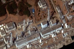 Các lò phản ứng của nhà máy điện Fukushima số 1 bị phá hủy sau động đất và sóng thần ngày 11/3. (Ảnh: AFP/TTXVN)