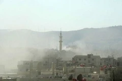 Hình ảnh do phe đối lập Syria công bố, với làn khói trắng được cho là khí gas độc mà quân đội Syria sử dụng ở Damascus (Nguồn: AFP)