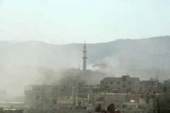 Hình ảnh do phe đối lập Syria công bố, với làn khói trắng được cho là khí gas độc mà quân đội Syria sử dụng ở Damascus (Nguồn: AFP)