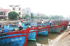 Ngư dân Quảng Bình neo đậu tàu thuyền tránh bão số 9. (Ảnh: Ngọc Châu/TTXVN).