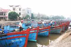 Ngư dân Quảng Bình neo đậu tàu thuyền tránh bão số 9. (Ảnh: Ngọc Châu/TTXVN).
