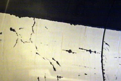 Vết nứt xuất hiện trên thành hầm đường bộ Hải Vân. (Nguồn: Báo Thanh Niên)