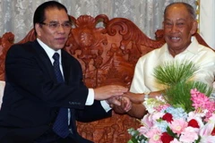 Tổng Bí thư thăm nguyên Chủ tịch Ban Chấp hành Trung ương Đảng Nhân dân Cách mạng Lào, nguyên Chủ tịch nước Lào Khamtay Siphandone. (Ảnh: Đinh Xuân Tuân/TTXVN).