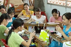 Giờ học nghề của các em khiếm thính. (Ảnh minh họa: Dương Ngọc/TTXVN).