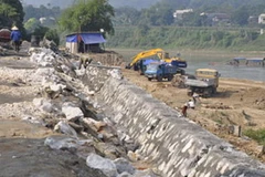 Kè sông Lô đang được triển khai xây dựng. (Nguồn: Báo Tuyên Quang)