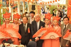 Một số đại biểu tham dự lễ khai mạc. (Nguồn: Lê Hà-Trung Dũng/Vietnam+)