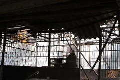 Một nhà dân bị cháy do vụ nổ pháo hoa. (Ảnh: Dương Giang/TTXVN)