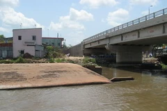 Sà lan chìm ngay dưới chân cầu Trà Niền. (Ảnh: Thanh Sang/Vietnam+)