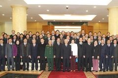 Tổng bí thư , Chủ tịch Quốc hội Nguyễn Phú Trọng với các lãnh đạo Đảng, Nhà nước và các đại biểu tại cuộc gặp mặt. (Ảnh: Trí Dũng/TTXVN)