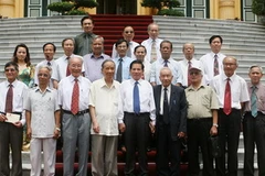 Chủ tịch nước tiếp Đoàn cán bộ cựu chuyên gia Việt Nam giúp cách mạng Campuchia. (Ảnh: Nguyễn Khang/TTXVN).