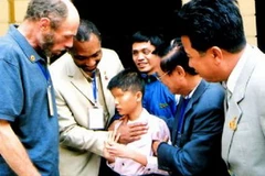 Cựu chiến binh thăm hỏi nạn nhân chất độc da cam. (Ảnh minh họa: Báo ảnh Việt Nam)