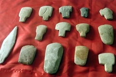 Một bộ di vật được phát hiện tại một di tích khảo cổ. (Ảnh minh họa: Nguyễn Công Hải/TTXVN) 