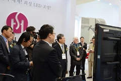 Khách tham quan nghe giới thiệu về sản phẩm tại triển lãm. (Nguồn: Internet)