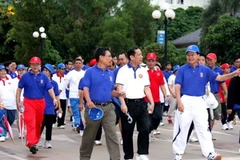 Phó Thủ tướng Lào Thongloun Sisoulith tham gia đi bộ. (Ảnh: Hoàng Chương/Vietnam+)