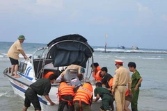 Tập trung các phương tiện để chuẩn bị công việc thăm dò tàu cổ bị đắm. (Nguồn: CAND)