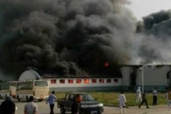 Cháy nhà máy gia cầm. (Nguồn: SCMP)