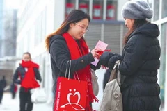 Tiếp cận với các thiếu nữ để se duyên cho các triệu phú. (Ảnh: Chinadaily)