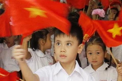 Vẻ hồn nhiên, ngơ ngác trong ngày đầu bé vào lớp 1. (Ảnh: Thanh Tùng/TTXVN)