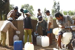 Người dân trữ nước sinh hoạt. (Ảnh: Đình Huệ/TTXVN)