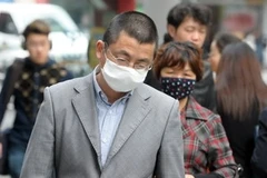 Người dân đeo khẩu trang phòng chống virus cúm gia cầm H7N9 tại Thượng Hải. (Ảnh: AFP/TTXVN)