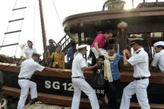 Thuyền buồm Đông Dương đưa du khách đến Làng họa sỹ ở quận 2, TP.HCM. (Ảnh: Hoàng Hải/TTXVN)