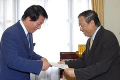 Phó Thủ tướng, Bộ trưởng Ngoại giao Phạm Gia Khiêm trao Quyết định chức danh "Đại sứ đặc biệt Việt-Nhật" cho ông Sugi Ryotaro. (Ảnh: Nhan Sáng/TTXVN).