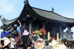 Khách thập phương thắp hương, cầu tài lộc tại chùa Đồng, Yên Tử. (Ảnh: Đình Trân/TTXVN).