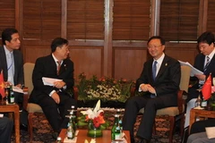 Phó Thủ tướng kiêm Bộ trưởng Ngoại giao Phạm Gia Khiêm và Bộ trưởng Ngoại giao Trung Quốc Dương Khiết Trì trong cuộc gặp tại Bali. (Ảnh: THX/TTXVN)