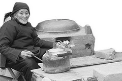 Cụ bà họ Quách. (Ảnh: Xuân Vịnh/Vietnam+)