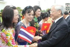 Đại diện Tổng lãnh sự quán Việt Nam tại Khon Kaen, Lãnh đạo Tổng hội Việt Kiều toàn Thái Lan, Tỉnh hội và bà con Việt kiều tỉnh Nakhon Phanom đón Tổng Bí thư tại sân bay. (Ảnh: Trí Dũng/TTXVN)