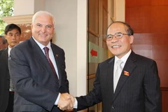 Chủ tịch Quốc hội Nguyễn Sinh Hùng tiếp Tổng thống Cộng hòa Panama, Ricardo Martinelli. (Ảnh: Dương Giang/TTXVN)