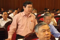 Đại biểu Quốc hội tỉnh Quảng Trị Lê Như Tiến chất vấn thành viên Chính phủ. (Ảnh: Nguyên Dân/TTXVN)