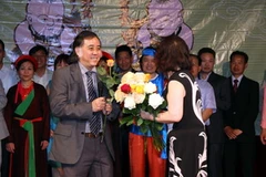 Tặng hoa chúc mừng Chủ tịch và Ban Chấp hành mới Hội đồng hương Kinh Bắc. (Ảnh: Văn Long/Vietnam+)