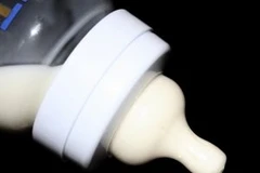 Bình sữa làm bằng nhựa polycarbonate có chứa hóa chất bisphenol A. (Ảnh: Internet)