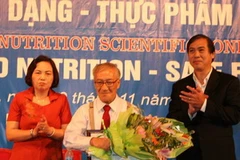 Bác sỹ Nguyễn Lân Đính nhận giải thưởng Dinh dưỡng “Vinutas-Dutch Lady” năm 2012. (Nguồn: FrieslandCampina)