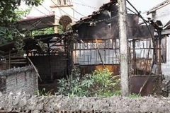 Một nhà dân bị cháy do vụ nổ gây ra. (Ảnh: Dương Giang/TTXVN)