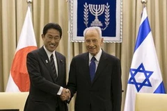 Tổng thống Israel Shimon Peres (phải) và Ngoại trưởng Nhật Bản Fumio Kishida. (Nguồn: Reuters)