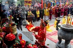 Hóa sớ dâng lên tổ mẫu Âu Cơ. (Ảnh: An Đăng/TTXVN)