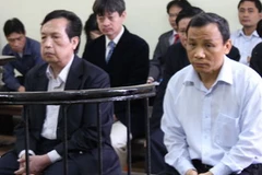 Bị cáo Trần Văn Khánh (áo vest sẫm) và Nguyễn Văn Hiếu tại tòa ngày 1/3. (Ảnh: Internet)