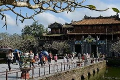 Du khách tham quan Đại Nội Huế. (Ảnh: Thanh Hà/TTXVN)