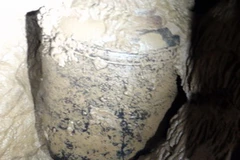 Chiếc chum cổ trong động Phong Nha. (Ảnh: Mạnh Thành/Vietnam+)