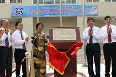 Lễ gắn biển Công trình 1.000 năm Thăng Long-Hà Nội cho Trường Cao đẳng nghề công nghệ cao Hà Nội. (Ảnh: Hữu Việt/TTXVN).