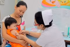 Bác sỹ tiêm chủng cho trẻ. (Nguồn: TTXVN
