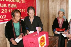 Cử tri dân tộc Mông đi bỏ phiếu bầu. (Ảnh: Quý Trung/TTXVN)