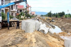 Thi công công trình về môi trường tại thành phố Đồng Hới, Quảng Bình. (Ảnh Đình Huệ/TTXVN).