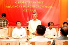 Đại sứ Nguyễn Mạnh Hùng chúc mừng ngày Báo chí Cách mạng Việt Nam. (Ảnh: Hoàng Chương/Vietnam+)