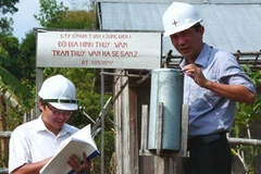 Kỹ sư Việt Nam đánh giá dữ kiện địa hình dự án thủy điện Hạ Sê San 2 tại tỉnh Stung Treng, Campuchia. (Ảnh minh họa: Ngọc Hà/TTXVN).