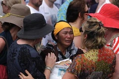 Một người phụ nữ có người thân thiệt mạng trong vụ khủng bố tham gia lễ tưởng niệm. (Nguồn: Reuters)